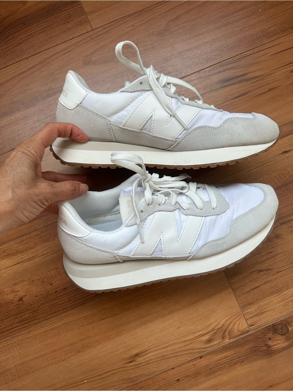 New Balance Women's White and beige Casual Sneakers women size 9 (eur 40.5)